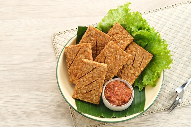 Tempeh, Tempe Goreng o Tempeh frito, comida tradicional de Indonesia, servida con sambal (salsa picante)