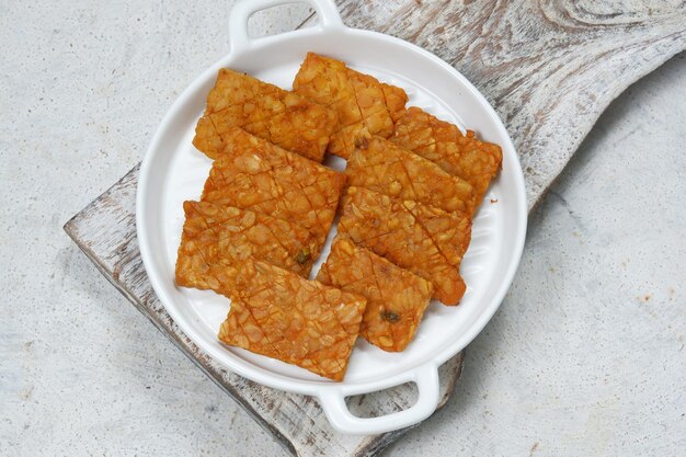 Foto tempeh tempe goreng o tempeh frito es un alimento tradicional de indonesia elaborado con soja fermentada