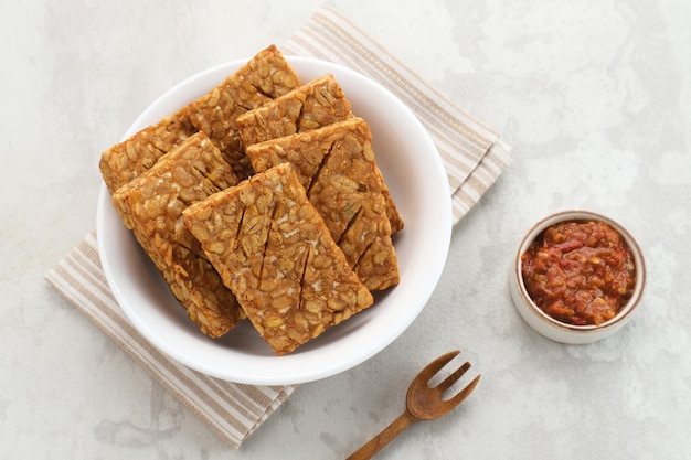 Tempeh, Tempe Goreng oder gebratenes Tempeh ist ein traditionelles indonesisches Essen, das aus fermentierten Sojabohnensamen hergestellt wird