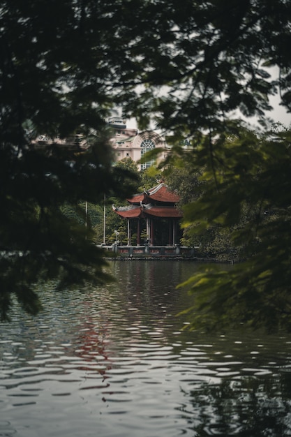 Tempel an einem See in Hanoi Vietnam