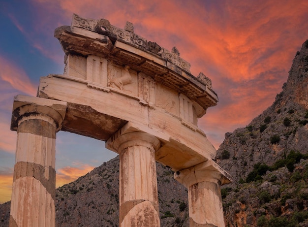 Tempel Athena Pronaia zwischen den Bergen in Delphi, Griechenland bei Sonnenuntergang