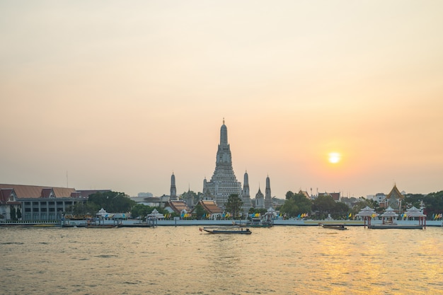 Tempel Bangkoks Wat Arun mit dem Chao Phraya in Bangkok, Thailand