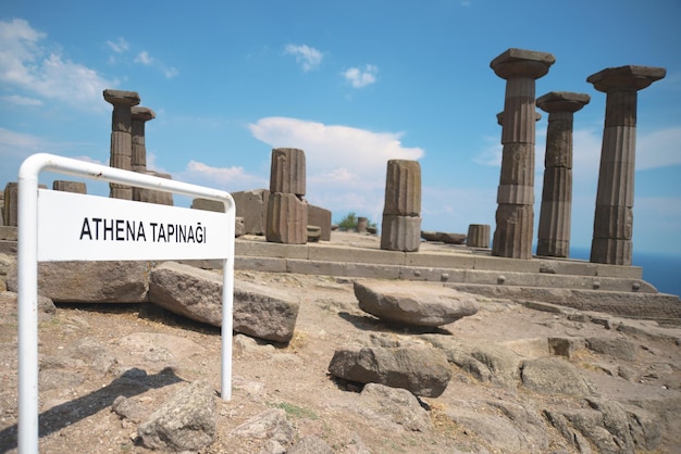 Tempel der Athene. Ruinen des Tempels der Athene in der antiken Stadt Assos. Behramkale, Canakkale,