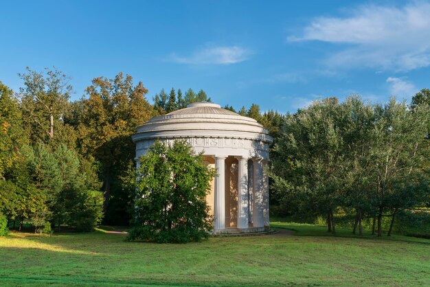 Tempel der Freundschaft am Fluss Slavyanka im Pavlovsky Park Pavlovsk Sankt Petersburg Russland