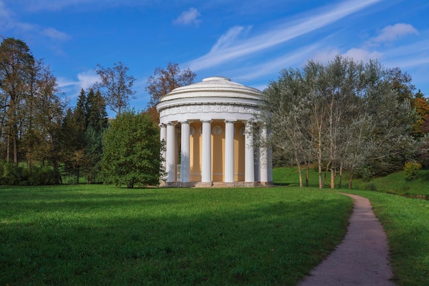 Tempel der Freundschaft am Ufer des Flusses Slavyanka im Pavlovsky Park Sankt Petersburg Russland