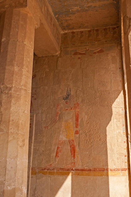 Foto tempel der königin hatschepsut, blick auf den tempel im felsen in ägypten