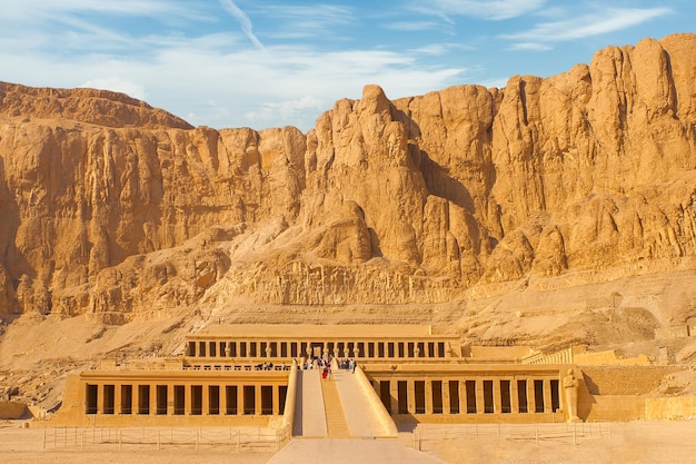 Tempel der Königin Hatschepsut Blick auf den Tempel im Felsen in Ägypten