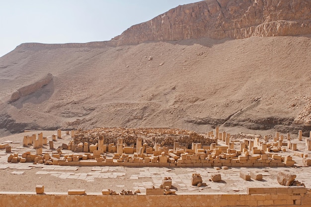 Tempel der Königin Hatschepsut Blick auf den Tempel im Felsen in Ägypten