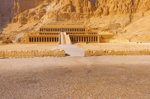 Tempel der Königin Hatschepsut Blick auf den Tempel im Felsen in Ägypten