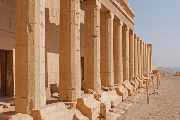 Tempel der Königin Hatschepsut, Blick auf den Tempel im Felsen in Ägypten