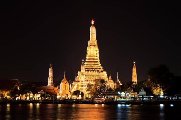 Tempel der Morgenröte bei Nacht Bagnkok Thailand