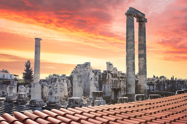 Tempel des Apollo in der Stadt Didim mit Ziegeldach im Vordergrund und dramatischem rotem Himmel. Truthahn