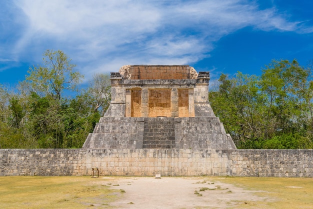 Tempel des bärtigen Mannes am Ende des großen Ballplatzes zum Spielen von poktapok in der Nähe der Pyramide von Chichen Itza Yucatan Mexiko Maya-Zivilisation Tempelruinen archäologische Stätte