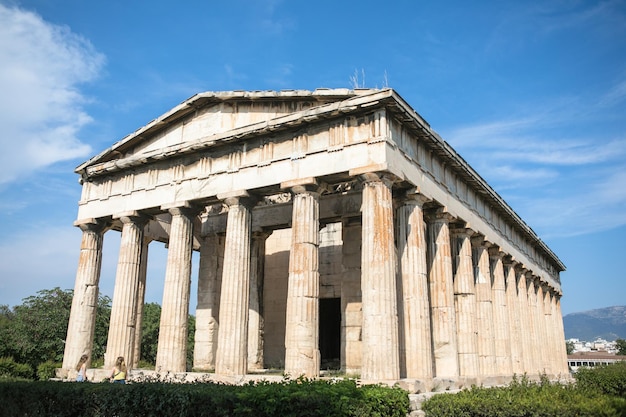 Tempel des Hephaistos in Athen, Griechenland Sonniger Blick auf die antiken griechischen Ruinen im Zentrum von Athen Der berühmte Hephaistos-Tempel auf der Agora in Athen, der Hauptstadt Griechenlands