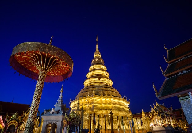 Tempel Doi Suthep im blauen Dämmerungshimmel, Chiang Mai, Thailand