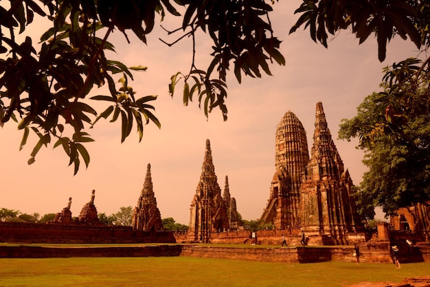 Tempel gegen den Himmel beim Sonnenuntergang