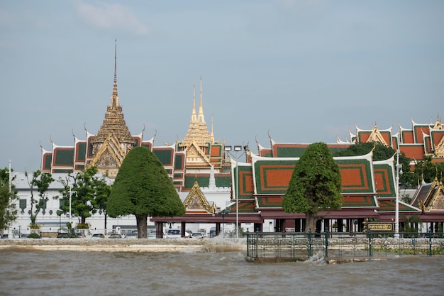 Foto tempel gegen den himmel in der stadt