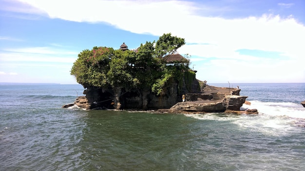 Foto tempel im meer auf der insel bali gegen den himmel