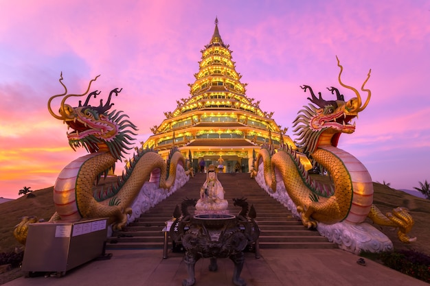 Tempel mit Licht in der Abenddämmerung.