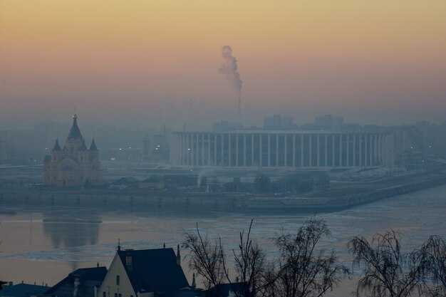 Tempel, Nischni Nowgorod. Wintersonnenuntergang