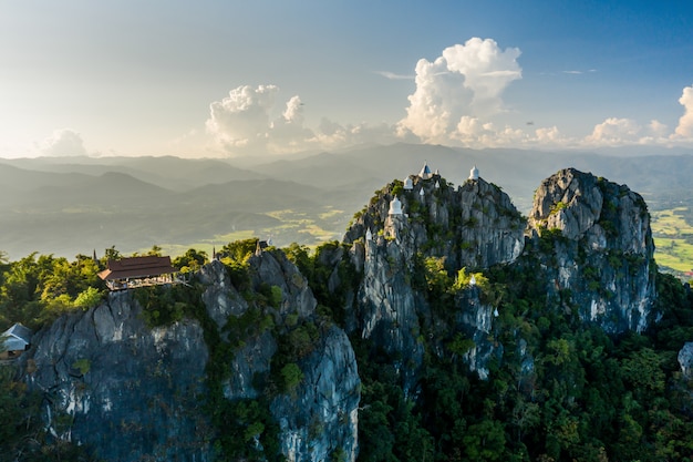 Foto tempel oben auf den bergen in thailand