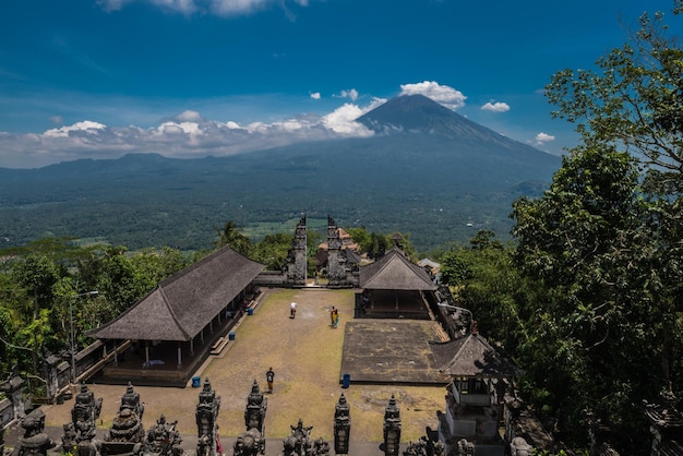 Tempel Pura Lempuyang und Blick auf einen Vulkan Agung Bali Indonesien