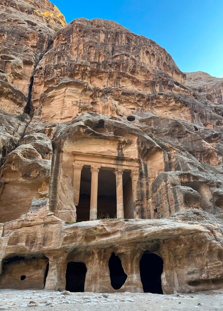 Tempel über einem RockCut House in Little Petra oder Siq AlBarid Jordan