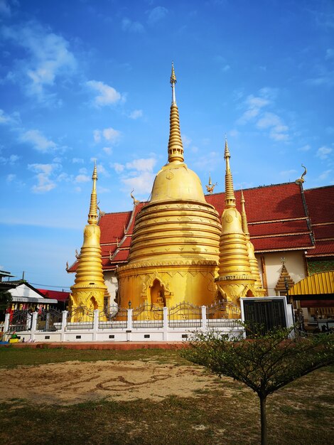 Tempel und blauer Himmel in Chiang Rai Thailand