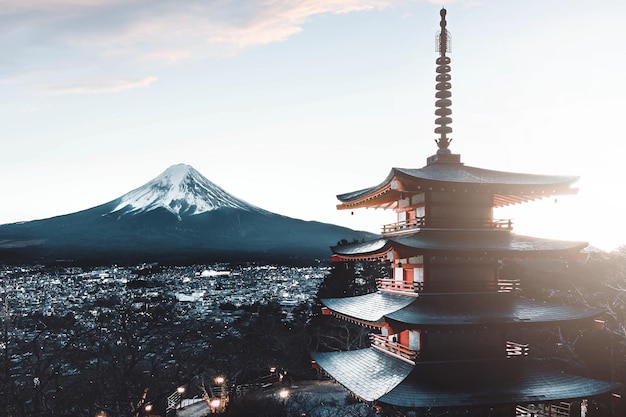 Tempel und Mount Fuji gegen den Himmel