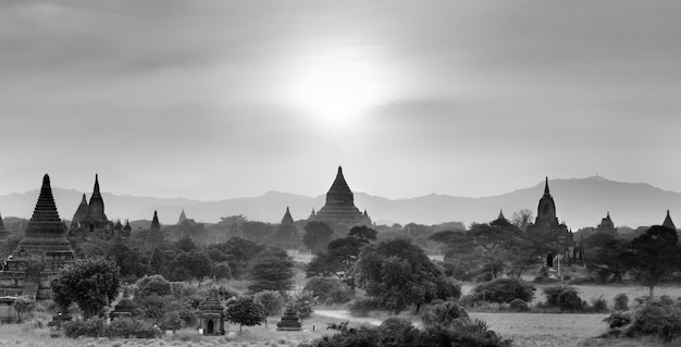 Tempel von Bagan, einer antiken Stadt in der Region Mandalay in Burma, Myanmar, Asien, Schwarz-Weiß-Aufnahme