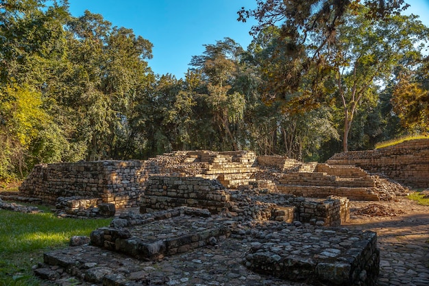 Tempel von Copan Ruinas in etwas in schlechtem Zustand und seiner natürlichen Umgebung Honduras