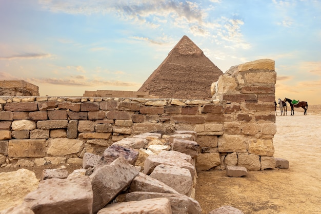 Tempelruinen und die pyramide von khafre, gizeh, ägypten.