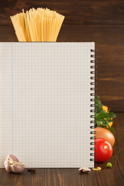 Foto tempero alimentar e livro de receitas em madeira