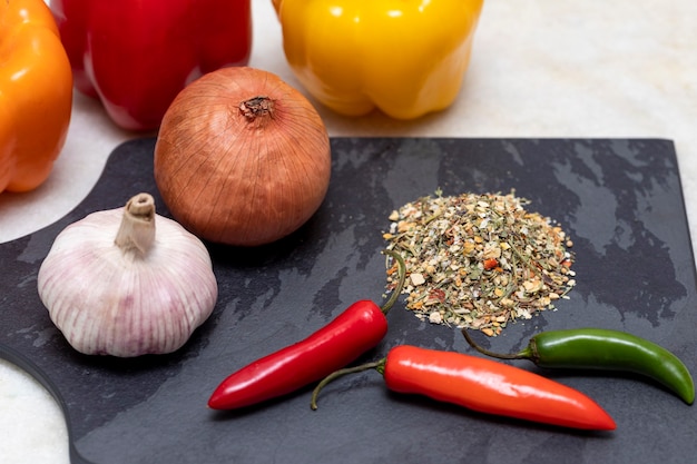 Tempero chimichurri desidratado em pedra preta com alho, cebola e outras especiarias