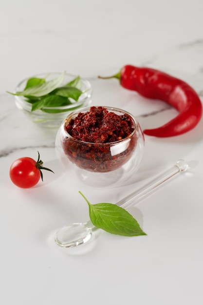 Tempero picante da cozinha georgiana adjika em uma tigela de vidro