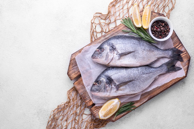 Foto temperos de peixe fresco e limão