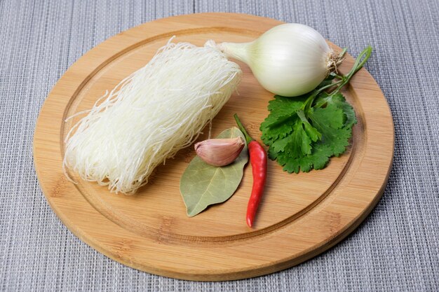 Temperos e vegetais variados estão prontos para cozinhar com macarrão de vidro chinês.