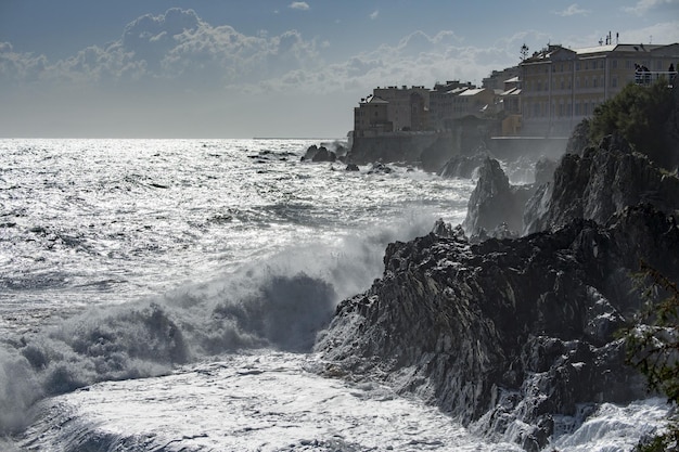 Tempestad de tormenta de mar en la costa