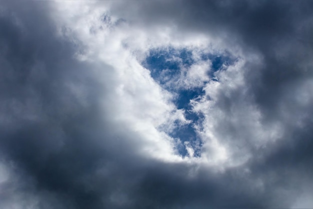 Tempestade de entrada closeup cloudscape à luz do dia de março na europa continental capturada com telefoto