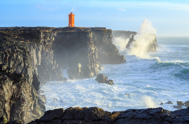 tempestade de inverno na costa da Islândia