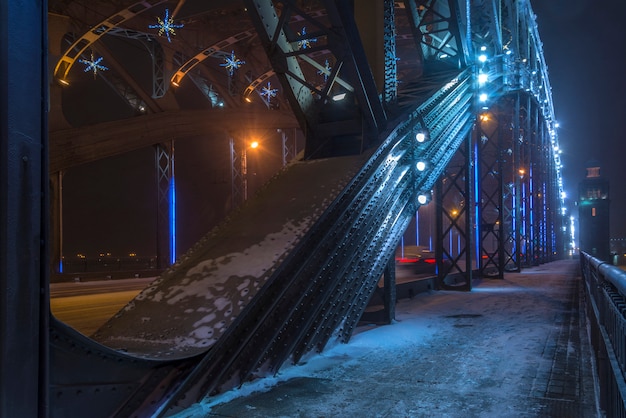 Tempestade de neve no inverno na cidade à noite. Ponte Bolsheokhtinsky em São Petersburgo, Rússia