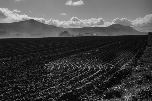 Foto tempestade de poeira vista através dos campos até às colinas de lomond.