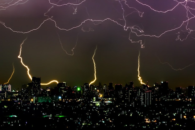 Tempestade dramática à noite na cidade