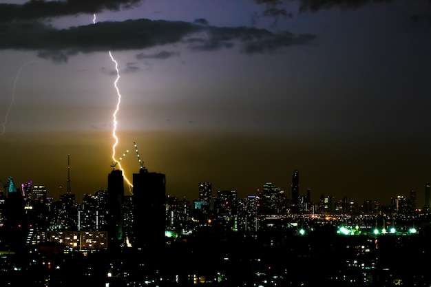 Tempestade dramática na cidade à noite