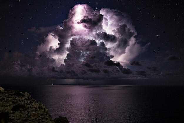 tempestade elétrica sobre o mar