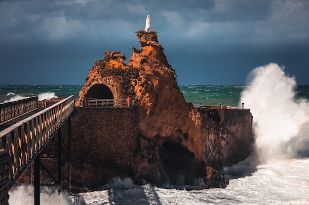 Tempestade marítima com ondas muito grandes atingindo a costa de Biarritz, no País Basco