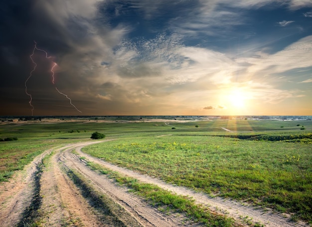 Tempestade na estrada secundária em campo