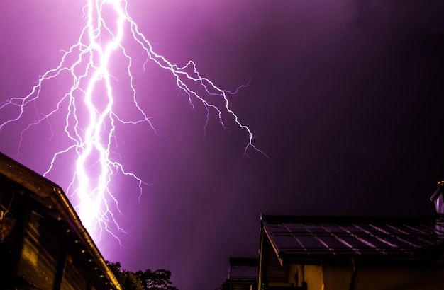 Tempestade na noite Relâmpago no céu bairro Áustria