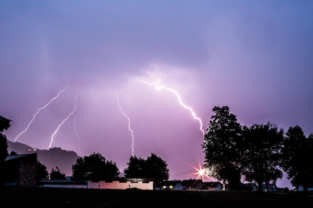 Tempestade na noite Relâmpago no céu colorido Aquecimento global