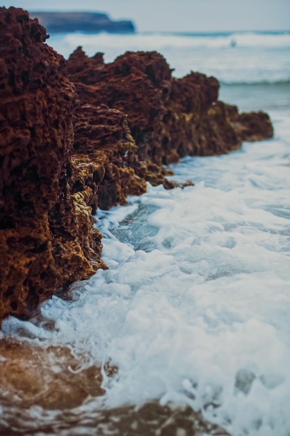 Tempestade nas ondas do mar oceânico batendo nas rochas na costa da praia, natureza e paisagem aquática